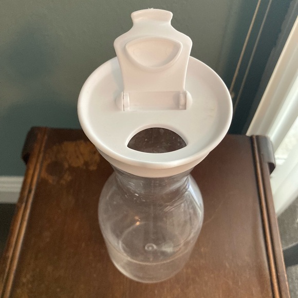 Two plastic wine goblets and decanter - Picture 5 of 6